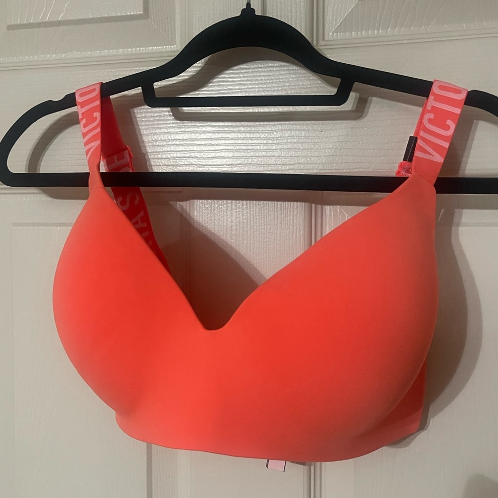 Victoria’s Secret Tshirt Bra 34DDD WIRELESS. Not Worn!